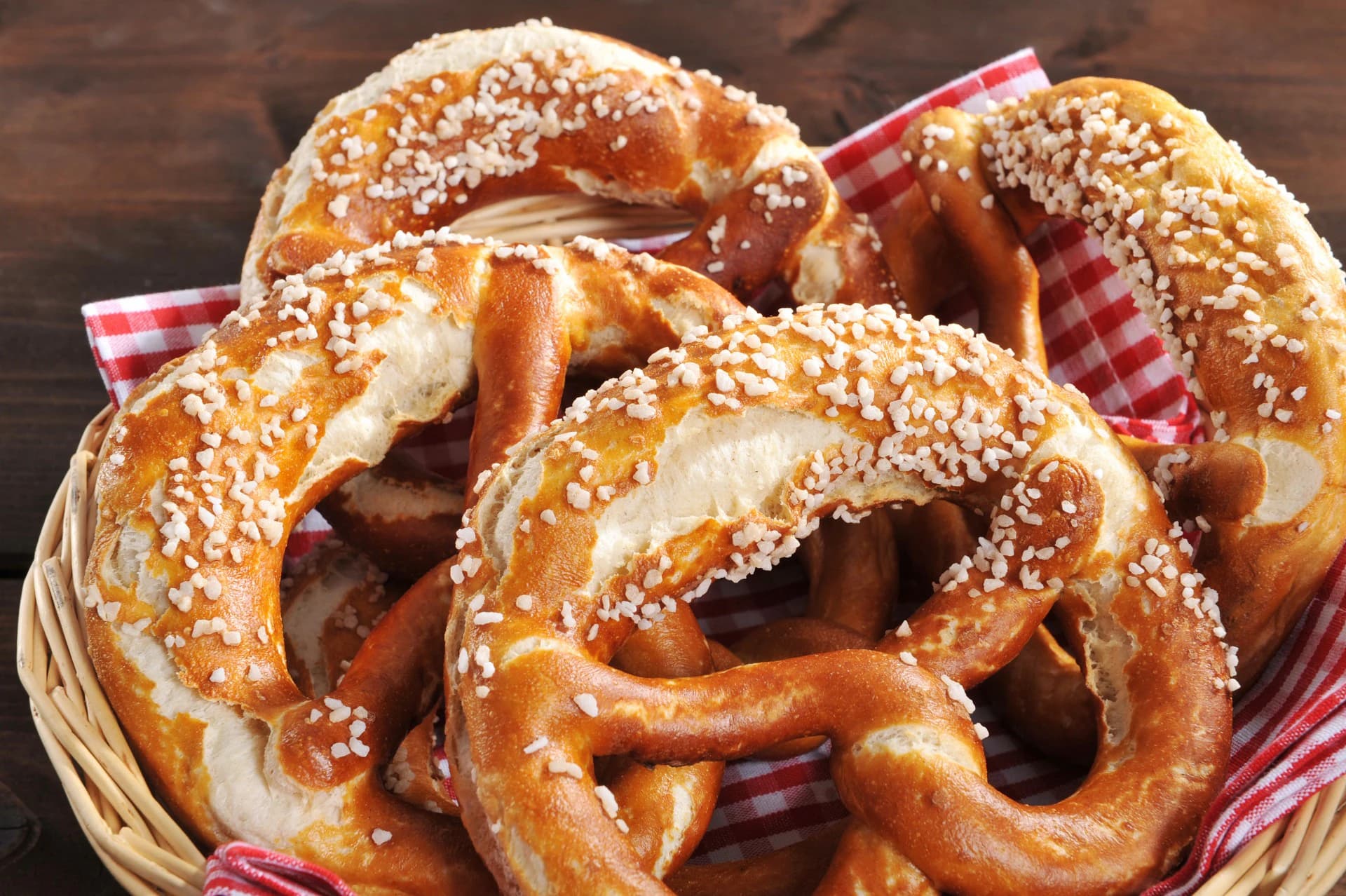 Picture of a soft pretzel n a basket